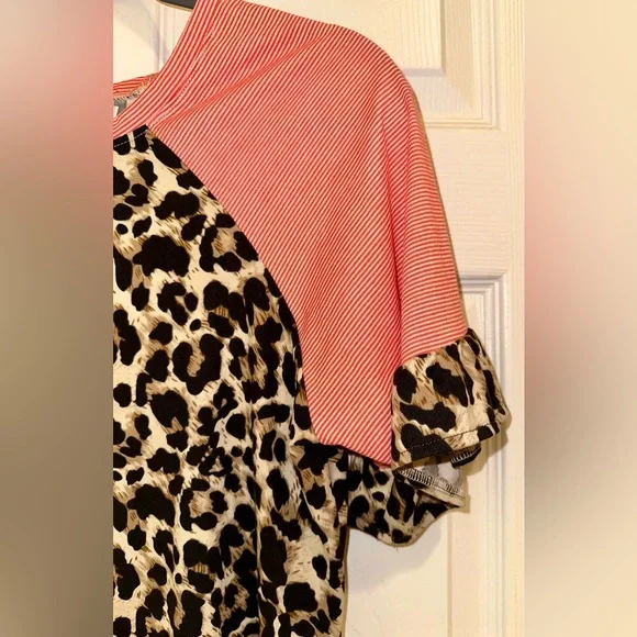 NWOT - Leopard Print Top with Striped Sleeves - M - Picture 3 of 5